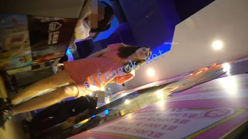 【永久专享】（空城原创）条纹连衣裙高冷少妇，红热红N包裹肉臀【1V】【261M】 预览图 3