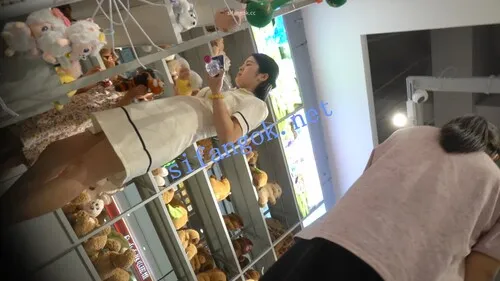 【永久专享】（空城原创）白裙小少妇带孩子逛商场，微透无痕N包裹肥臀【1V】【490M】 预览图 8