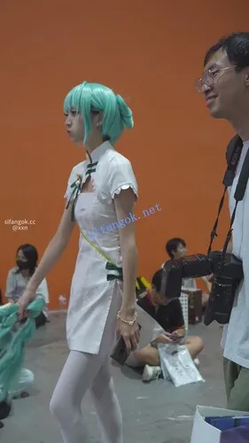 【永久专享】【xxn-350】初音cos小姐姐开衩旗袍露屁股..白丝骚丁多次弯腰【1V】【725M】 预览图 12