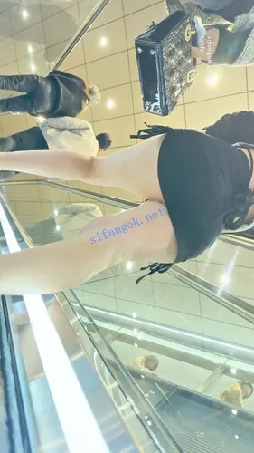 【永久专享】【KFC】骚货和帅男友逛街·为了美裙子太短露出屁股·黑色骚丁【1V】【524M】 预览图 6