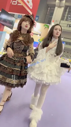 【永久专享】【KFC】⭐极品洛丽塔裙学姐镜头下跳舞·白丝袜超薄内微透毛【1V】【2.77G】 预览图 16