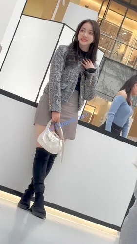 【永久专享】【KFC】短裙靓女冬天光腿·穿了骚窄内和闺蜜拍照·前后贴着CD【1V】【589M】 预览图 5