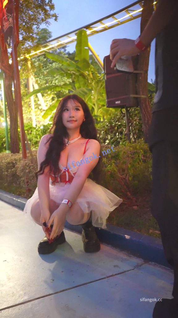 【永久专享】(BC-AA-625)蕾丝裙大胸美女拍照..裙子超短内裤几乎全露出【1V】【231M】 预览图 4