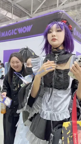 【永久专享】【KFC】学生妹COSER独自逛街·蕾丝网袜粉色内·一直盯着相机看【1V】【791M】 预览图 12