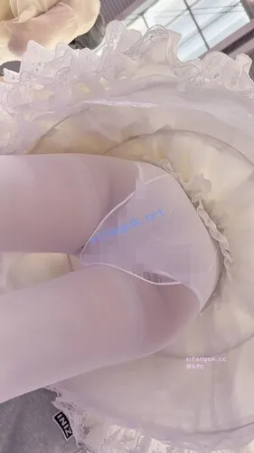 【永久专享】【KFC】⭐极品洛丽塔裙学姐镜头下跳舞·白丝袜超薄内微透毛【1V】【2.77G】 预览图 14