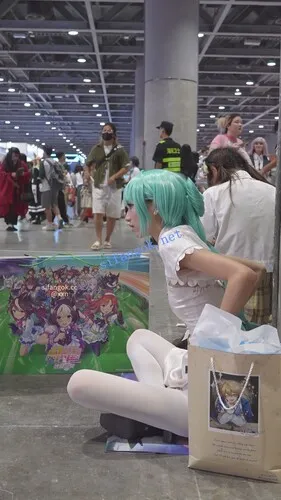 【永久专享】【xxn-350】初音cos小姐姐开衩旗袍露屁股..白丝骚丁多次弯腰【1V】【725M】 预览图 1