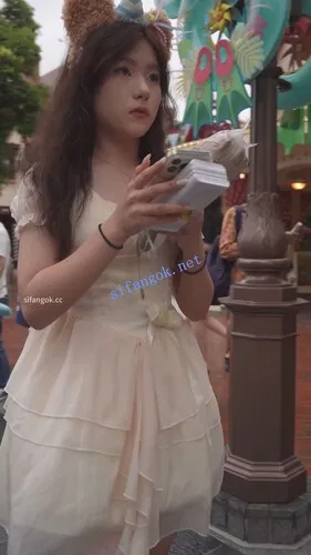 【永久专享】(BC-AA-631)蕾丝裙小姐姐逛街..无痕内一半夹进屁股缝前后CD【1V】【293M】 预览图 2