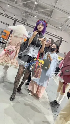 【永久专享】【KFC】学生妹COSER独自逛街·蕾丝网袜粉色内·一直盯着相机看【1V】【791M】 预览图 5