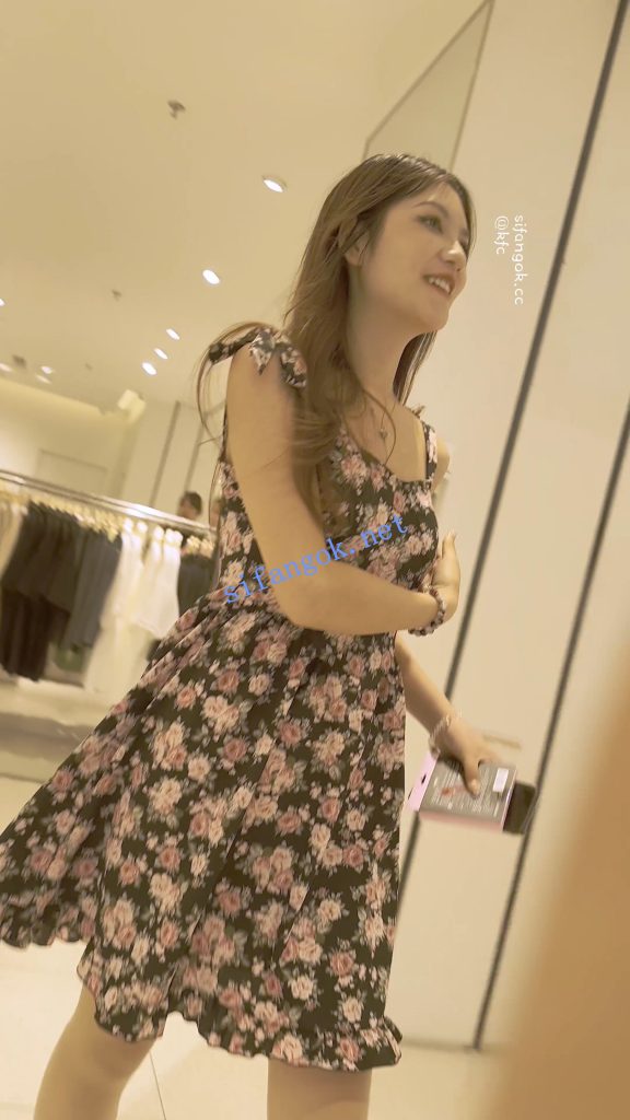 【永久专享】【KFC】混血学生妹跟着男友买衣服·碎花裙肉丝袜白内前后CD【1V】【434M】 预览图 8