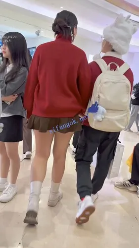 【永久专享】【KFC】气质女和男友穿情侣服逛街·光腿蕾丝内夹进屁股里【1V】【506M】 预览图 10