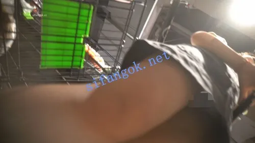 【永久专享】（空城原创）超短牛仔裙美女逛超市，干净天蓝N包裹肉臀【1V】【456M】 预览图 3