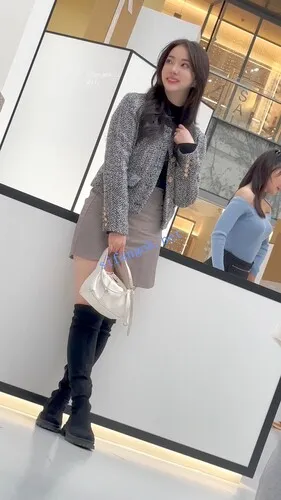 【永久专享】【KFC】短裙靓女冬天光腿·穿了骚窄内和闺蜜拍照·前后贴着CD【1V】【589M】 预览图 3