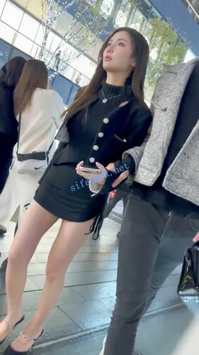 【永久专享】【KFC】骚货和帅男友逛街·为了美裙子太短露出屁股·黑色骚丁【1V】【524M】 预览图 15