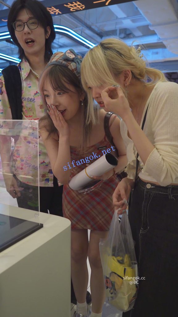 【永久专享】(BC-SSS-103)吊带格裙美女逛商场..蕾丝内脸底同框正面黑森林【1V】【588M】 预览图 1