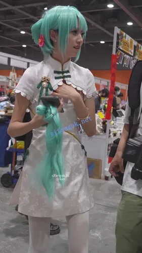 【永久专享】【xxn-350】初音cos小姐姐开衩旗袍露屁股..白丝骚丁多次弯腰【1V】【725M】 预览图 3