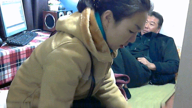 摄像头破解真实偷拍，大叔看黄片受不了把老相好摇来，进屋脱衣就搞起来，狠是激情 615MB 预览图 2