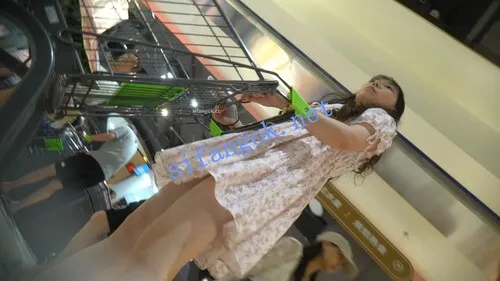 【永久专享】（空城原创）花裙小姐姐独自逛超市，微透淡黄N包裹肉臀【1V】【644M】 预览图 3