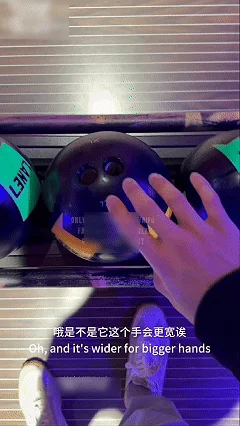 噗噗 pupuwaifu 1月10日同步更新原创博主 在保龄球馆约会【上】【1V_762M】 预览图 1