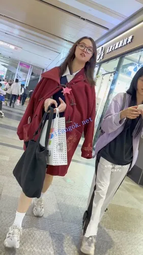 【永久专享】【KFC】无内学生妹·冬天光者屁股和闺蜜逛街·长时间CD大露毛【2V】【2.98G】 预览图 12