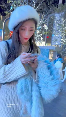 【永久专享】【KFC】极品身材靓女·一路上被搭讪直到男友出现·肉丝袜白内【1V】【282M】 预览图 8