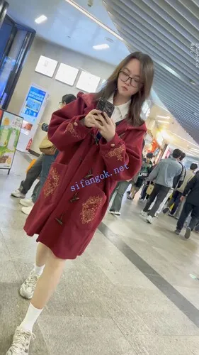 【永久专享】【KFC】无内学生妹·冬天光者屁股和闺蜜逛街·长时间CD大露毛【2V】【2.98G】 预览图 14