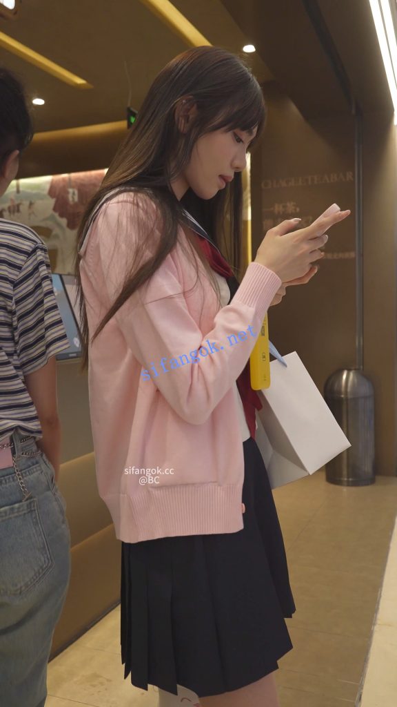 【永久专享】(BC-SSS-102)外纯内骚jk商场买跳蛋..窄内阴唇侧露毛没刮干净【1V】【1.09G】 预览图 1