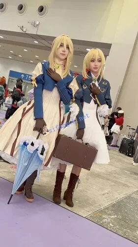 【永久专享】【KFC】COSER学生妹和男友相同装扮逛街·粉色内内低角度前后CD【1V】【384M】 预览图 6