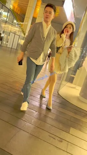 【永久专享】【KFC】极品身材靓女·一路上被搭讪直到男友出现·肉丝袜白内【1V】【282M】 预览图 3