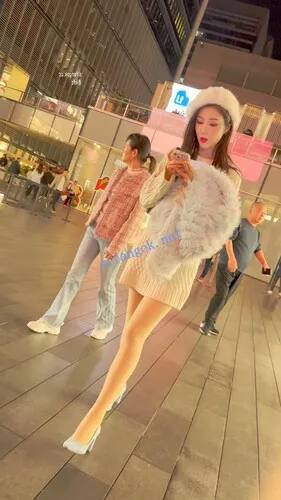 【永久专享】【KFC】极品身材靓女·一路上被搭讪直到男友出现·肉丝袜白内【1V】【282M】 预览图 11