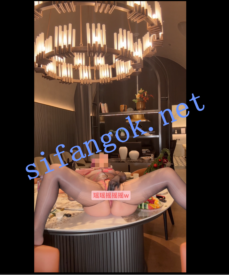 【微博巨乳】小王同学瑶瑶摇摇摇付费圣诞炮机插逼福利【1V】【2.42G】 预览图 31