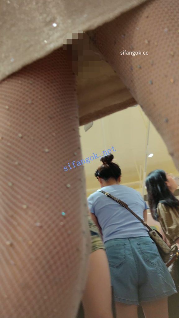 【永久专享】付模版【CSCD】白色闪钻渔网袜美女和闺蜜逛街，白色内内【1V】【722M】 预览图 6