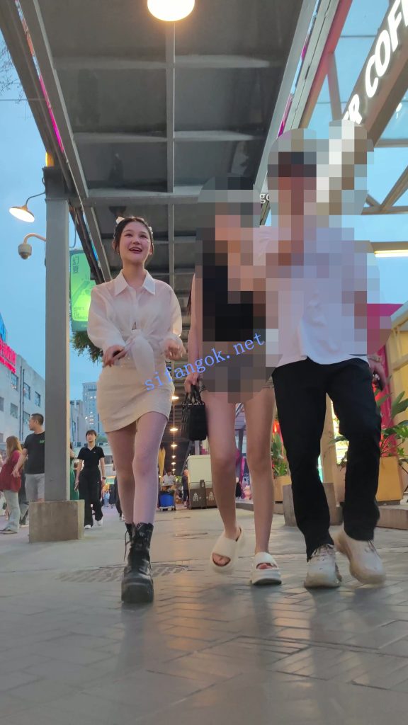 【永久专享】付模版【CSCD】白色闪钻渔网袜美女和闺蜜逛街，白色内内【1V】【722M】 预览图 5
