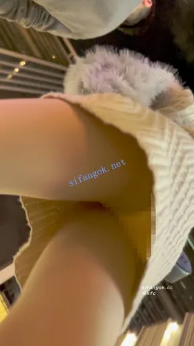 【永久专享】【KFC】极品身材靓女·一路上被搭讪直到男友出现·肉丝袜白内【1V】【282M】 预览图 2