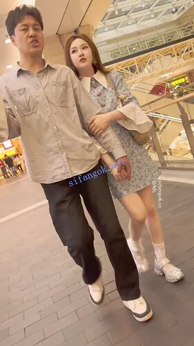 【永久专享】付模版【KFC】⭐顶级骚货逛街·细线骚丁隐约露B·贴着拍骚货黑森林【1V】【3.61G】 预览图 5