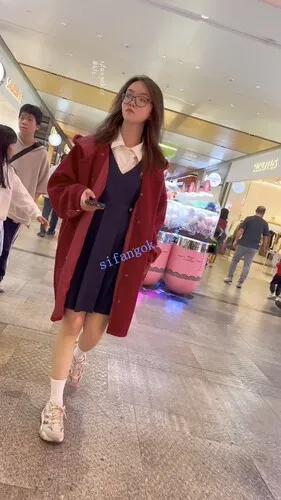 【永久专享】【KFC】无内学生妹·冬天光者屁股和闺蜜逛街·长时间CD大露毛【2V】【2.98G】 预览图 3