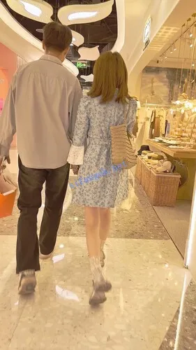 【永久专享】付模版【KFC】⭐顶级骚货逛街·细线骚丁隐约露B·贴着拍骚货黑森林【1V】【3.61G】 预览图 11