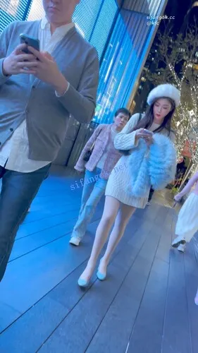 【永久专享】【KFC】极品身材靓女·一路上被搭讪直到男友出现·肉丝袜白内【1V】【282M】 预览图 10