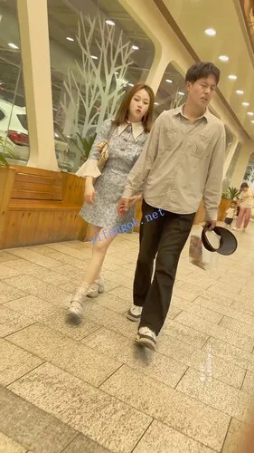 【永久专享】付模版【KFC】⭐顶级骚货逛街·细线骚丁隐约露B·贴着拍骚货黑森林【1V】【3.61G】 预览图 18