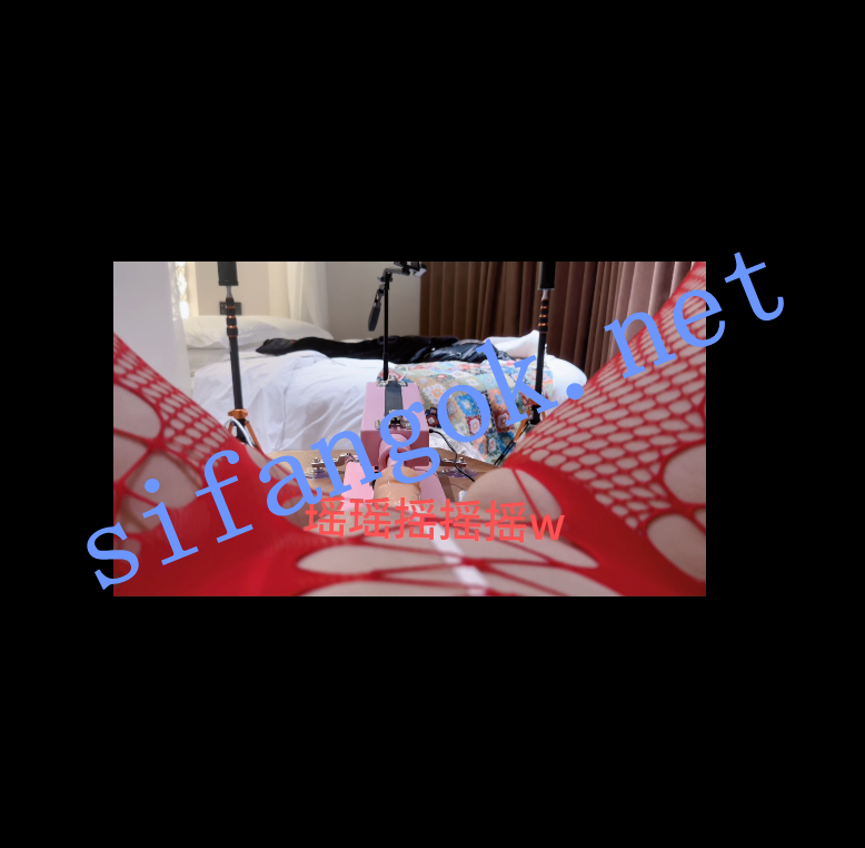 【微博巨乳】小王同学瑶瑶摇摇摇付费圣诞炮机插逼福利【1V】【2.42G】 预览图 46