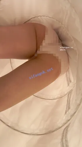 【永久专享】【KFC】COSER学生妹和男友相同装扮逛街·粉色内内低角度前后CD【1V】【384M】 预览图 8