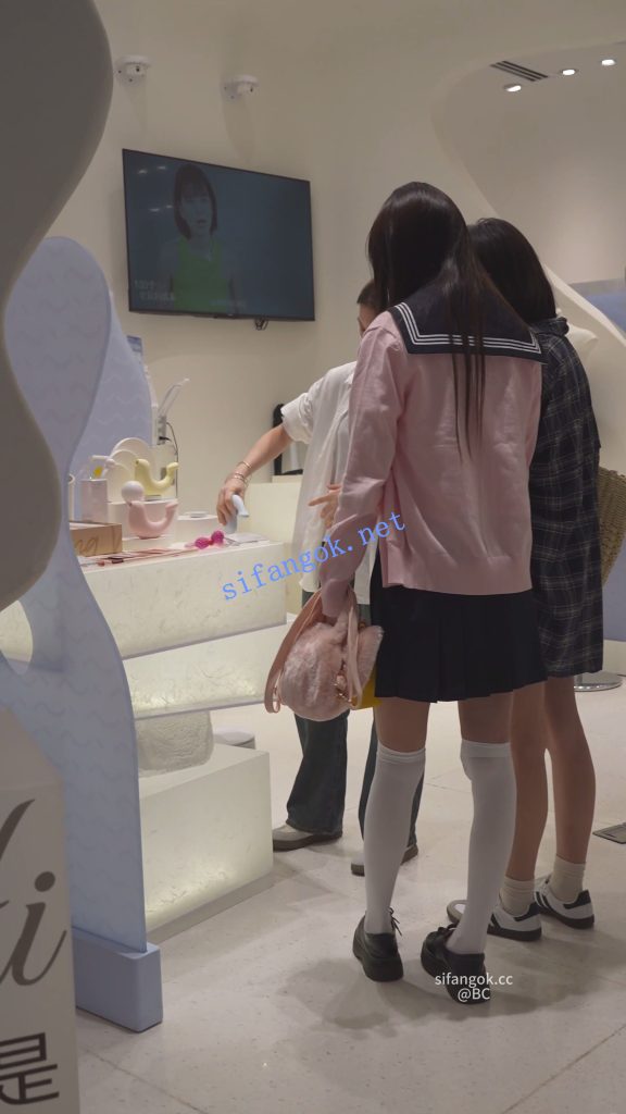 【永久专享】(BC-SSS-102)外纯内骚jk商场买跳蛋..窄内阴唇侧露毛没刮干净【1V】【1.09G】 预览图 2