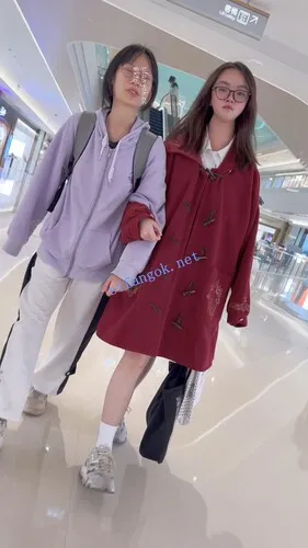 【永久专享】【KFC】无内学生妹·冬天光者屁股和闺蜜逛街·长时间CD大露毛【2V】【2.98G】 预览图 7