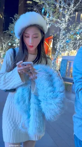 【永久专享】【KFC】极品身材靓女·一路上被搭讪直到男友出现·肉丝袜白内【1V】【282M】 预览图 4