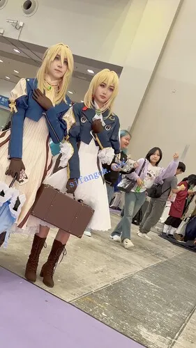 【永久专享】【KFC】COSER学生妹和男友相同装扮逛街·粉色内内低角度前后CD【1V】【384M】 预览图 7