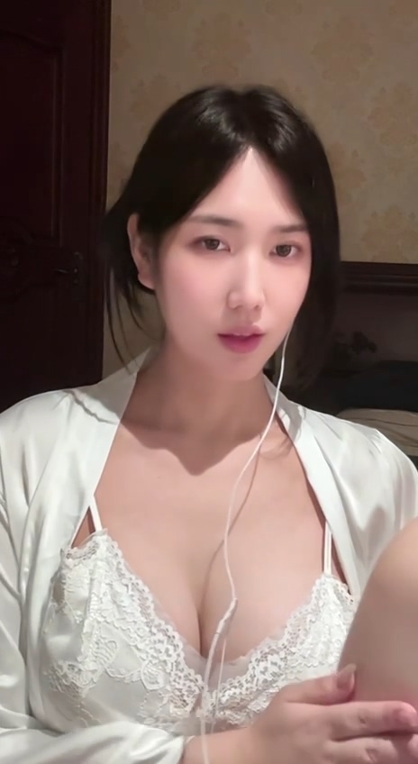 网红 小羽ASMR 木瓜巨乳 露脸露点 口交 揉胸自慰 最大尺度【1V】【93.9M】 预览图 4