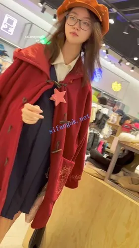 【永久专享】【KFC】无内学生妹·冬天光者屁股和闺蜜逛街·长时间CD大露毛【2V】【2.98G】 预览图 5