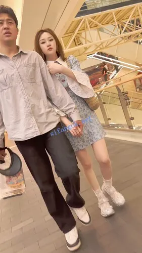 【永久专享】付模版【KFC】⭐顶级骚货逛街·细线骚丁隐约露B·贴着拍骚货黑森林【1V】【3.61G】 预览图 16