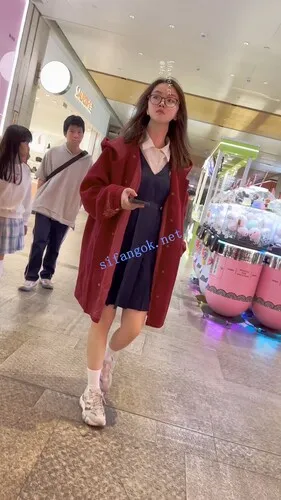 【永久专享】【KFC】无内学生妹·冬天光者屁股和闺蜜逛街·长时间CD大露毛【2V】【2.98G】 预览图 9