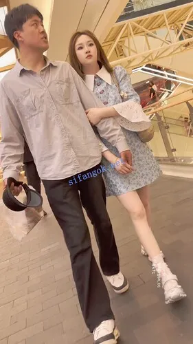 【永久专享】付模版【KFC】⭐顶级骚货逛街·细线骚丁隐约露B·贴着拍骚货黑森林【1V】【3.61G】 预览图 10