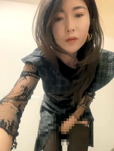 极品白虎熟女【sunny-520】脸穴同框深情投入，楼道自慰喷水-福利岛